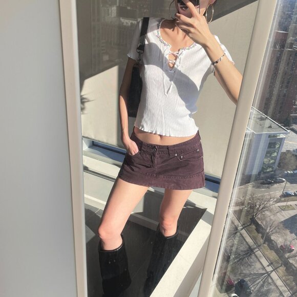 Purple lace lettuce trim rib-knit v-neck white tee - Picture 4 of 6